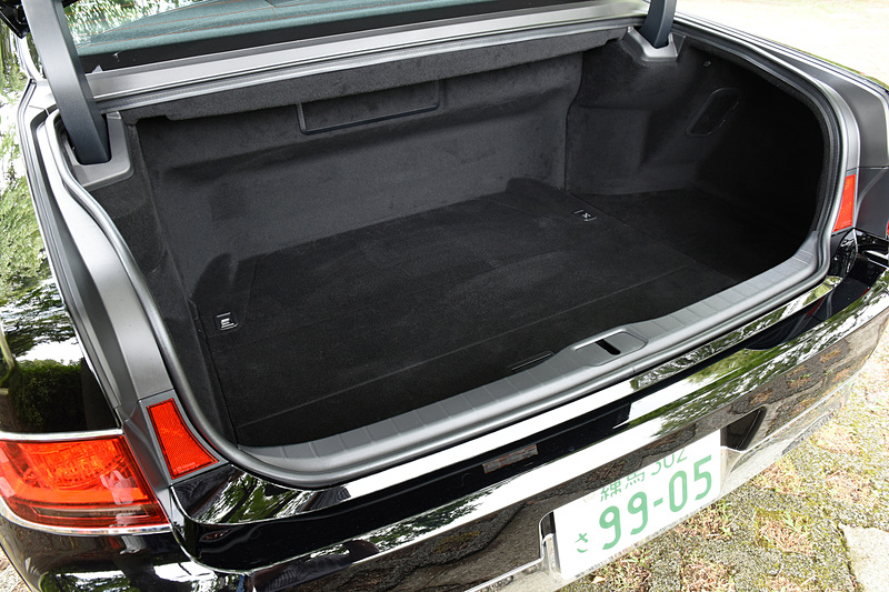 트렁크룸은VDA법으로484L의 용량을 확보.9.5인치 사이즈의 골프 가방4개를 수납 가능