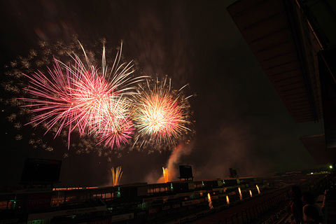 鈴鹿サーキット 3500発の花火やドラッグマシンも登場する 花火 ザ パフォーマンス 開催中 Car Watch