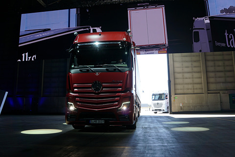 Iaa 18 メルセデス ベンツ 新型 Actros を世界初公開 量産トラック初の半自動運転機能 アクティブ ドライブ アシスト 搭載 Car Watch