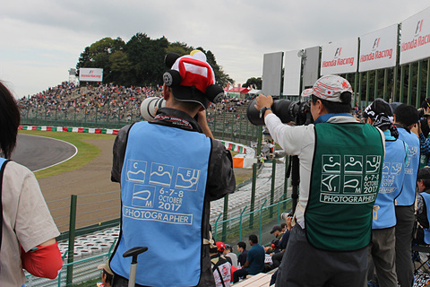 鈴鹿サーキット F1日本グランプリで 一眼レフカメラ貸出体験会 などモータースポーツ撮影を楽しむイベント参加者募集中 Car Watch