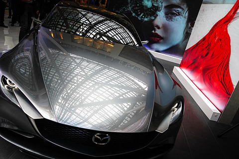 マツダ ビジョン クーペ と ヴォーグ イタリア のフォトアートが六本木でコラボ Car Watch