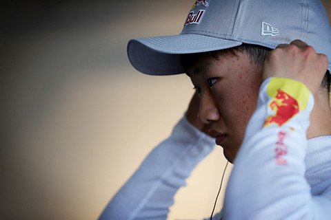 F1昇格を目指す18歳 角田裕毅選手がアブダビのgp3テストで鮮烈デビュー Car Watch