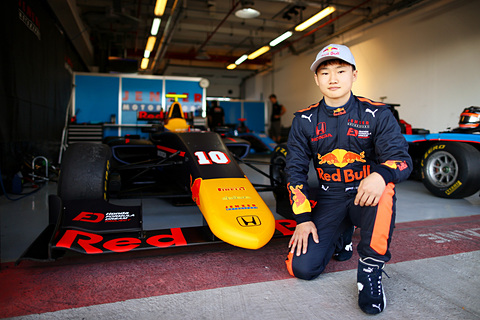 F1昇格を目指す18歳 角田裕毅選手がアブダビのgp3テストで鮮烈デビュー Car Watch