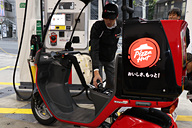 昭和シェル石油 焼きたてピザを購入できる日本初の ピザハット 併設サービスステーションを東京 代々木にオープン Car Watch