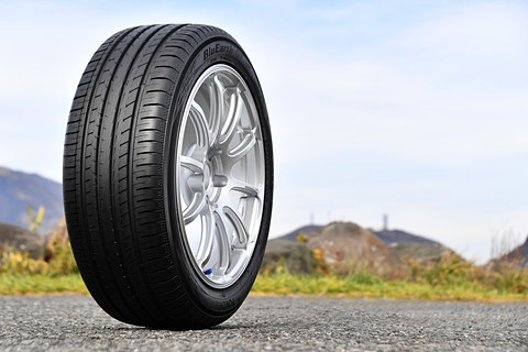 タイヤレビュー ミドルクラスセダンもターゲットに開発された横浜ゴムの ブルーアースgt ウェットグリップ性能は最高グレードの A Car Watch