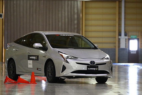 タイヤレビュー 横浜ゴムの次世代スタッドレス技術 新マイクロ吸水バルーン 3倍増の アイスガード 6 に氷上試乗 Car Watch