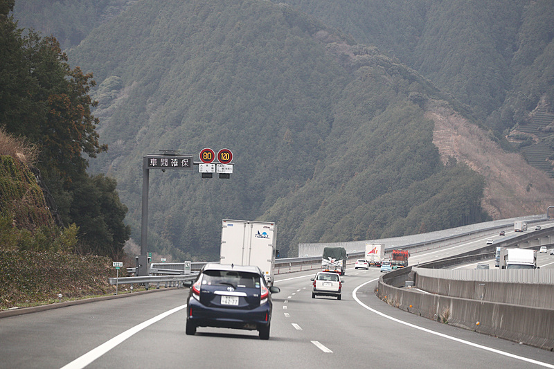 新静岡ICを通過して少しすると120km/hの規制速度を示す速度表示が出てきた