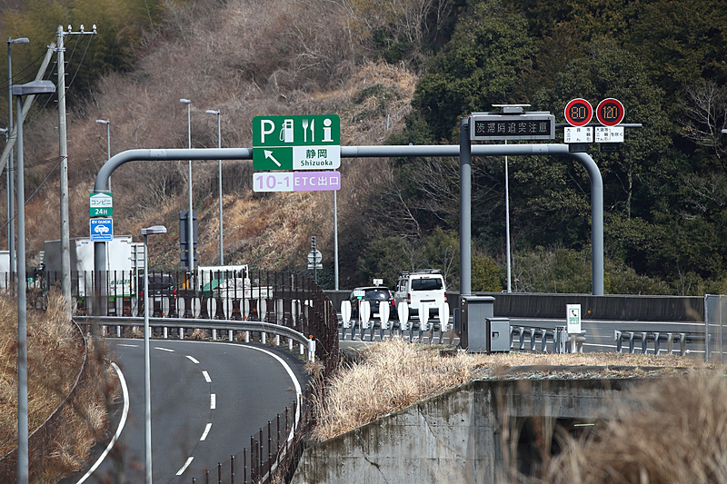 試行開始後も大型トラックなどの規制速度は80km/hとなっており、「80」「120」の速度表示板が並んで設置されている