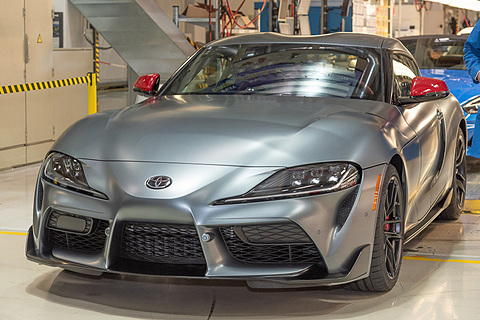 トヨタ 新型 スープラ 量産第1号車がラインオフ エンジンカバーに豊田章男社長の直筆サイン入り Car Watch