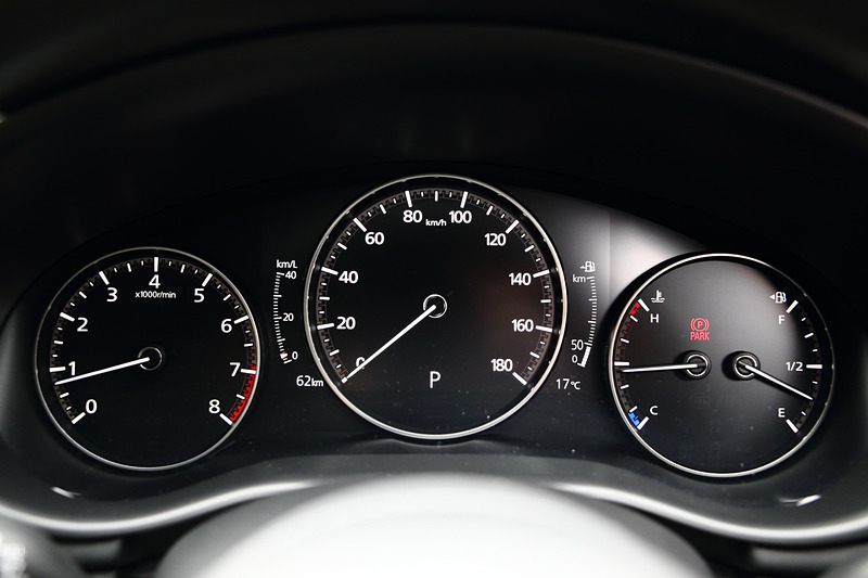 ãã©ã¤ãã¼ä¸­å¿ã«å·¦å³å¯¾ç§°ãã¶ã¤ã³ã¨ãªã3ç¼ã¡ã¼ã¿ã¼ãä¸­å¤®ã¯7ã¤ã³ãTFTæ¶²æ¶ã¡ã¼ã¿ã¼ã¨ãªããåç¨®æå ±ãè¡¨ç¤ºããã