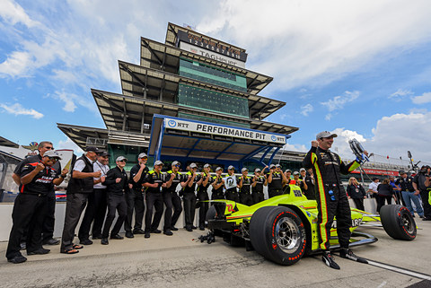 インディ500 19 サイモン パジェノー選手がポールポジション 佐藤琢磨選手は14位で決勝へ Car Watch