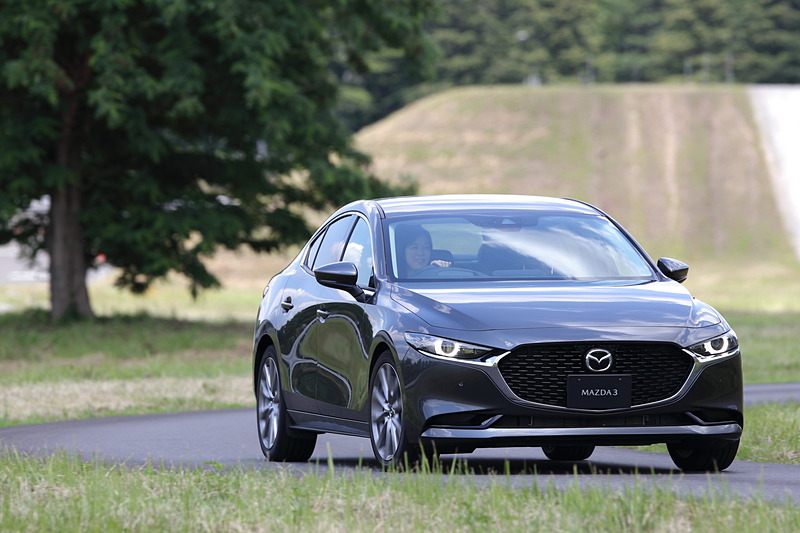 試乗インプレ】クローズドコースで新型「MAZDA3」に試乗。超低速走行で