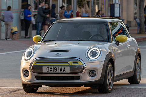 独bmw Miniブランドのev Mini Cooper Se 公開 航続距離は最大270km Car Watch