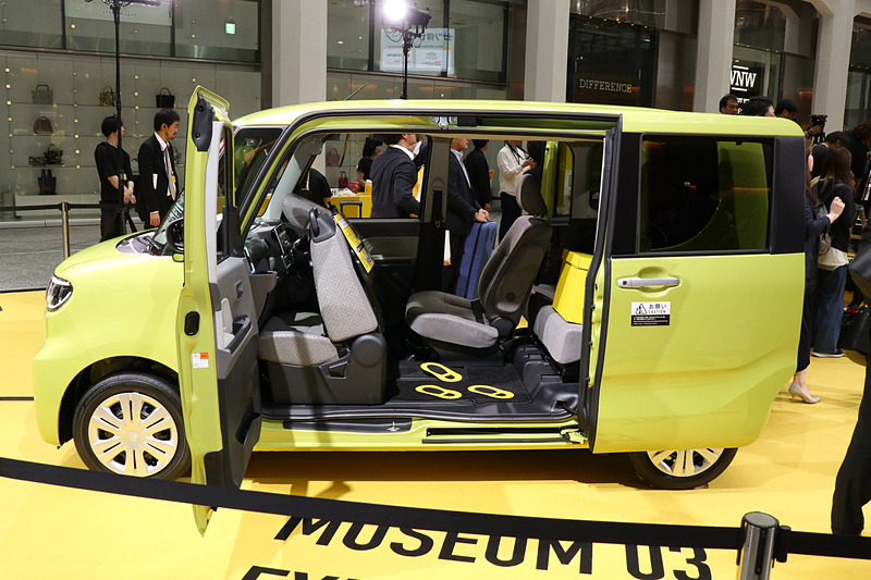 展示されたタントはドアなどが開放され、世界初の「運転席ロングスライドシート」を新採用して大きく進化した「ミラクルウォークスルーパッケージ」なども体験可能となっている