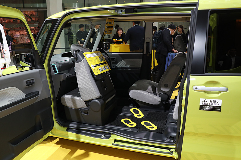 展示されたタントはドアなどが開放され、世界初の「運転席ロングスライドシート」を新採用して大きく進化した「ミラクルウォークスルーパッケージ」なども体験可能となっている