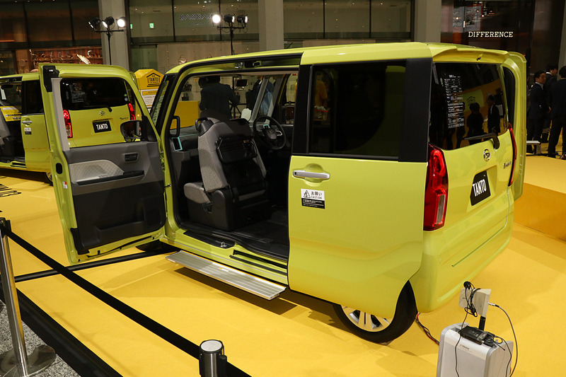 新オプションの「ミラクルオートステップ」装着車も用意され、作動内容を確認できた