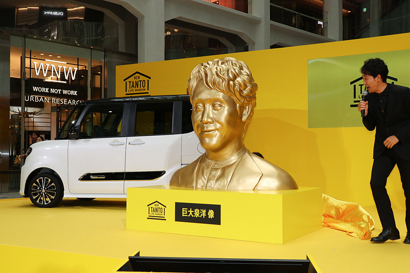 公開された“巨”大泉洋を目にしてテンションが一気に上がる大泉さん。近寄ったり離れたり、さまざまな角度から眺めていた