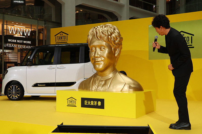 公開された“巨”大泉洋を目にしてテンションが一気に上がる大泉さん。近寄ったり離れたり、さまざまな角度から眺めていた