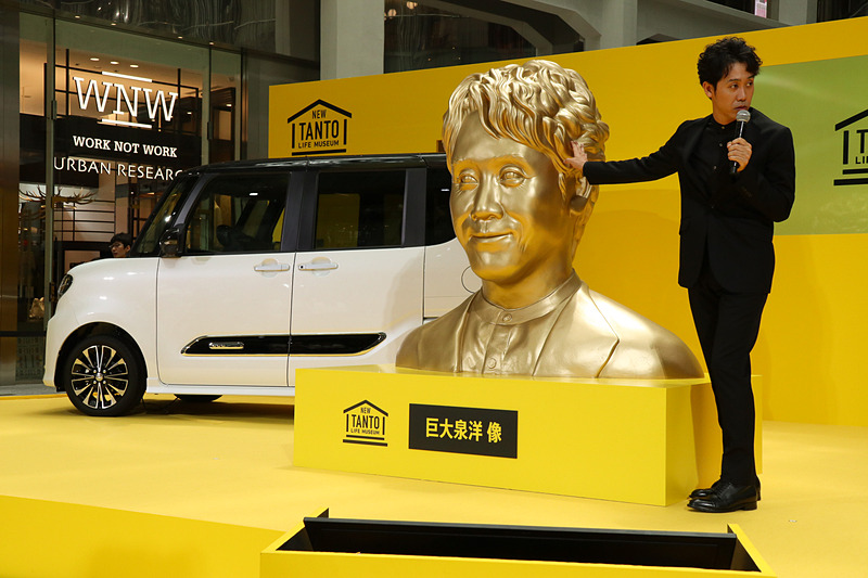 公開された“巨”大泉洋を目にしてテンションが一気に上がる大泉さん。近寄ったり離れたり、さまざまな角度から眺めていた