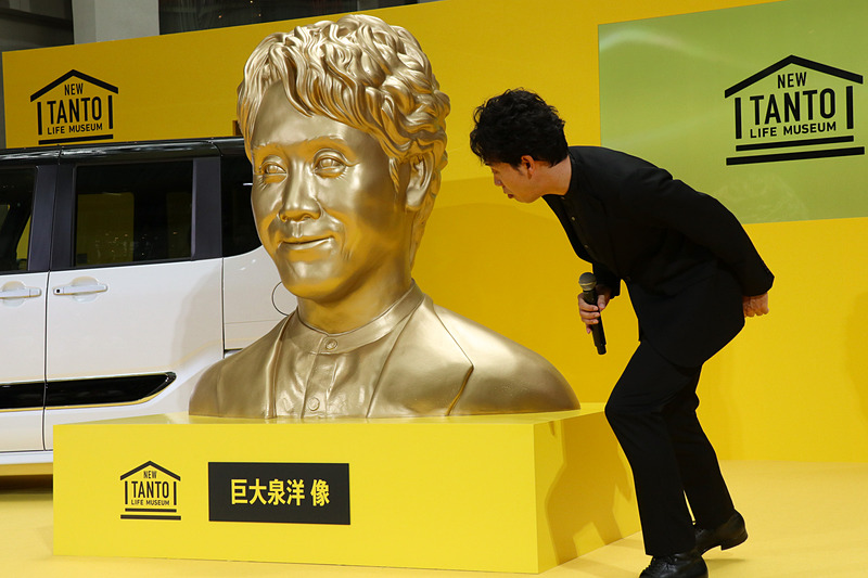 公開された“巨”大泉洋を目にしてテンションが一気に上がる大泉さん。近寄ったり離れたり、さまざまな角度から眺めていた