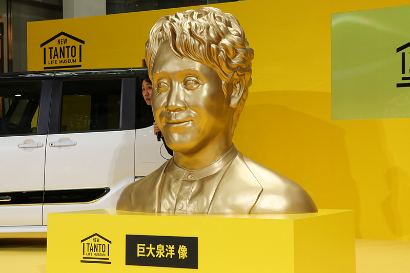 背後から“ひょっこり”してみたり、隣に座ってポーズをとったり、かなりお気に入りの様子