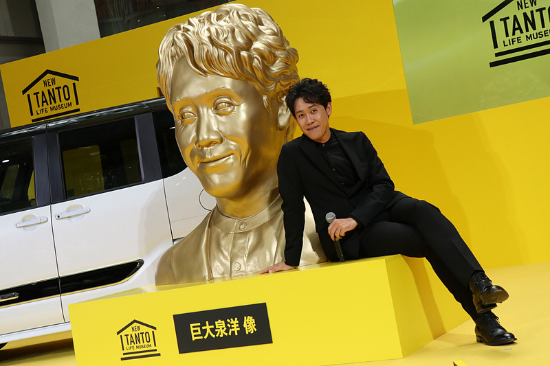 背後から“ひょっこり”してみたり、隣に座ってポーズをとったり、かなりお気に入りの様子