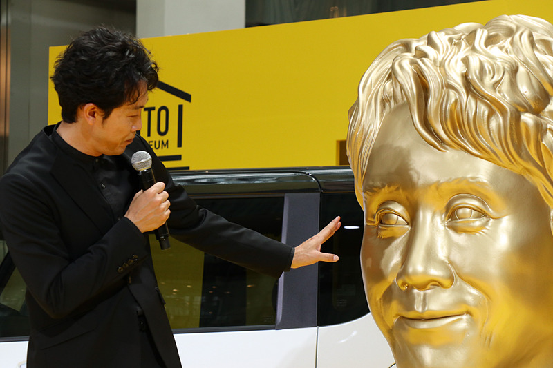 司会者から感想を求められた大泉さんは「素晴らしいじゃないですか！　すごい再現度ですよ。果たしてこの目尻のシワまで再現する必要があったのか、という。若干の老け感まで再現しちゃってる」とコメント。大泉さんが協力したのは十数分の撮影のみとのことだが、本人も驚くほど細部まで作り込まれており、「やはり目の下のくま（が自分の顔の特徴）でしょうね。あとこのウェービーヘア、この重たいまぶた、だらしない口もと、低い鼻ってやかましいな」と口にして会場を笑わせた