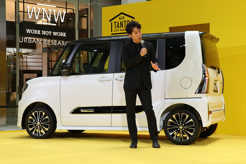NEW TANTO LIFE MUSEUMの1日館長として新型タントの魅力について語る大泉さん