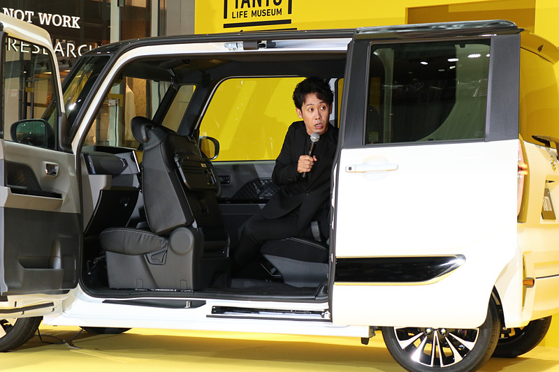 運転席ロングスライドシートについては、座ったまま後席の子供の面倒をみることができるほか、「後部座席に乗せている荷物を取りたいって時に、この歳になるとこんな風にしていると、どっかつりますからね。それがここまでバーンと下がれるから、物を取るのにどれだけ楽なことか。素晴らしい、あっぱれ！」と評価した