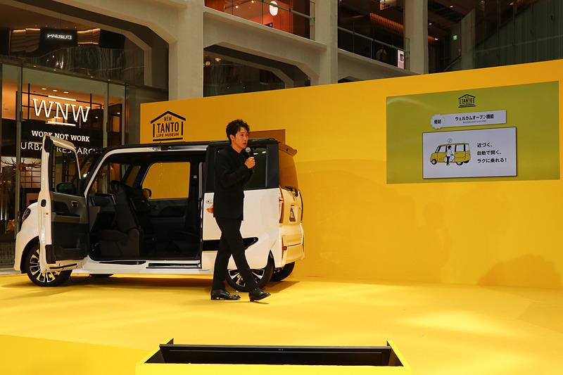 司会者から「ウェルカムオープン機能」「助手席イージークローザー」「タッチ＆ゴーロック機能」「全車速追従機能付アダプティブクルーズコントロール」「スマートパノラマパーキングアシスト」といったタントの新機能について紹介。それぞれについて大泉さんもユーザー目線からの感想を述べ、たびたび「あっぱれ！」と絶賛。一方で、すべての機能に対してあっぱれと口にするわけではなく、大泉さんの人柄を感じさせた