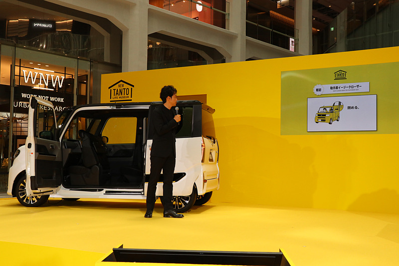 司会者から「ウェルカムオープン機能」「助手席イージークローザー」「タッチ＆ゴーロック機能」「全車速追従機能付アダプティブクルーズコントロール」「スマートパノラマパーキングアシスト」といったタントの新機能について紹介。それぞれについて大泉さんもユーザー目線からの感想を述べ、たびたび「あっぱれ！」と絶賛。一方で、すべての機能に対してあっぱれと口にするわけではなく、大泉さんの人柄を感じさせた