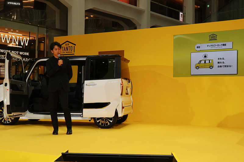 司会者から「ウェルカムオープン機能」「助手席イージークローザー」「タッチ＆ゴーロック機能」「全車速追従機能付アダプティブクルーズコントロール」「スマートパノラマパーキングアシスト」といったタントの新機能について紹介。それぞれについて大泉さんもユーザー目線からの感想を述べ、たびたび「あっぱれ！」と絶賛。一方で、すべての機能に対してあっぱれと口にするわけではなく、大泉さんの人柄を感じさせた