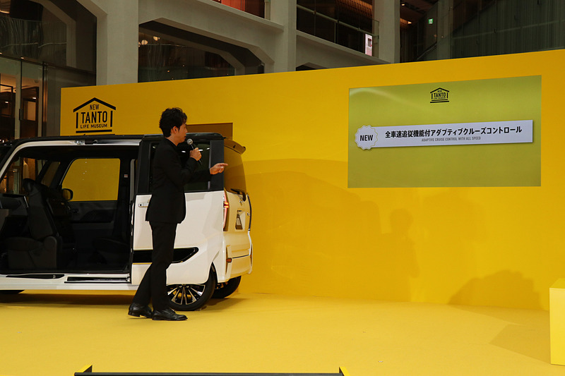 司会者から「ウェルカムオープン機能」「助手席イージークローザー」「タッチ＆ゴーロック機能」「全車速追従機能付アダプティブクルーズコントロール」「スマートパノラマパーキングアシスト」といったタントの新機能について紹介。それぞれについて大泉さんもユーザー目線からの感想を述べ、たびたび「あっぱれ！」と絶賛。一方で、すべての機能に対してあっぱれと口にするわけではなく、大泉さんの人柄を感じさせた