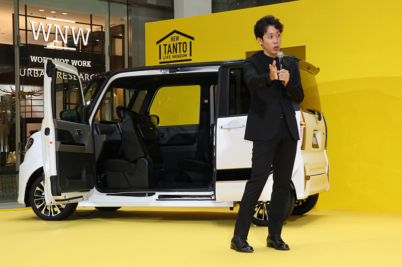 司会者から「ウェルカムオープン機能」「助手席イージークローザー」「タッチ＆ゴーロック機能」「全車速追従機能付アダプティブクルーズコントロール」「スマートパノラマパーキングアシスト」といったタントの新機能について紹介。それぞれについて大泉さんもユーザー目線からの感想を述べ、たびたび「あっぱれ！」と絶賛。一方で、すべての機能に対してあっぱれと口にするわけではなく、大泉さんの人柄を感じさせた