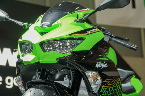 カワサキの新型車 Ninja Zx 25r 走行動画公開 250ccクラス4気筒エンジンのレッドゾーンは1万7000rpm Car Watch