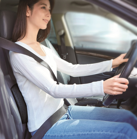 クルマのシートに付けると正しい姿勢で快適なドライブができる ロングドライブ Wゲル腰サポートクッション Car Watch
