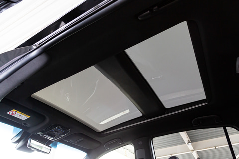 トヨタ新型 ハリアー で初採用の 電動シェード付パノラマルーフ は障子のようなやわらかな光を演出 Car Watch