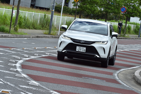 試乗インプレ トヨタの新型 ハリアー 全パワートレーンを市街地 高速道路で乗り比べ しなやかな走りと乗り心地に重点を置いたクルマづくりを体感 Car Watch