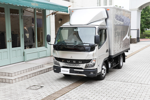 三菱ふそう 新型 キャンター 初公開 10年ぶりにキャブデザインを一新 Car Watch