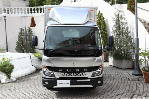 三菱ふそう 新型 キャンター 初公開 10年ぶりにキャブデザインを一新 Car Watch