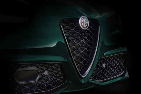 アルファ ロメオ 緑の限定車 ジュリア 2 0ターボ ヴェローチェ ヴィスコンティ エディション 限定45台で619万円 Car Watch