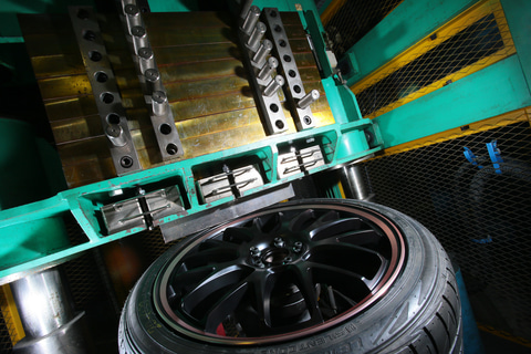 500kg以上の重りをリムに落下 マルカサービスのアルミホイール強度耐久試験現場に潜入してみた Car Watch Sponsored