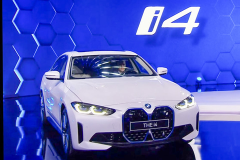 Bmw 新型ev I4 世界初公開 4ドアグランクーペを21年中に導入 Car Watch Bmw 新型ev I4 世界初公開 4ドアグランクーペを21年中に導入 Car Watch