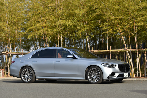 試乗インプレ 新技術をふんだんに採用した新型 Sクラス ロングツーリングで魅力を探る リア アクスルステアリングによる取りまわし性能のよさは大きな美点 Car Watch