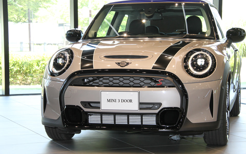 BMW、マイチェンした新型「MINI」シリーズ発表会 グラデーション仕様の 