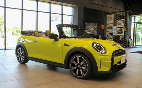 BMW、マイチェンした新型「MINI」シリーズ発表会 グラデーション仕様の