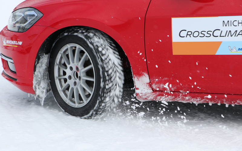 オールシーズンタイヤレビュー】ミシュランの新製品「クロスクライメート2」の進化を北海道の雪上で確認 - Car Watch