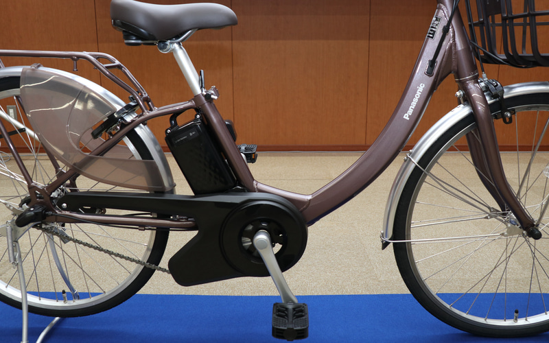 パナソニック、20kgを切る“業界最軽量”の新型電動アシスト自転車「ビビ 