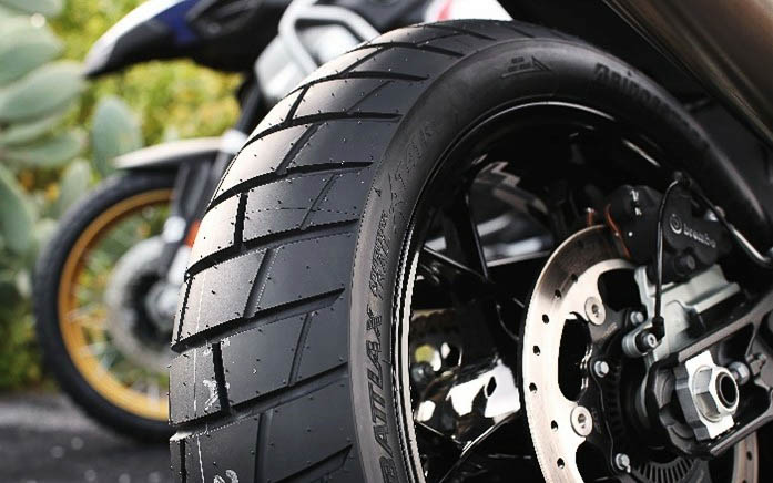 ブリヂストン アドベンチャー系バイク向けオンロードタイヤ Battlax Adventure Trail At41 Car Watch