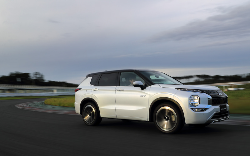 三菱自動車の新型 アウトランダーphev について加藤社長と長岡副社長に聞く 三菱自動車らしさ を十二分に発揮 Car Watch 三菱自動車の新型 アウトランダーphev について加藤社長と長岡副社長に聞く 三菱自動車らしさ を十二分に発揮 Car Watch